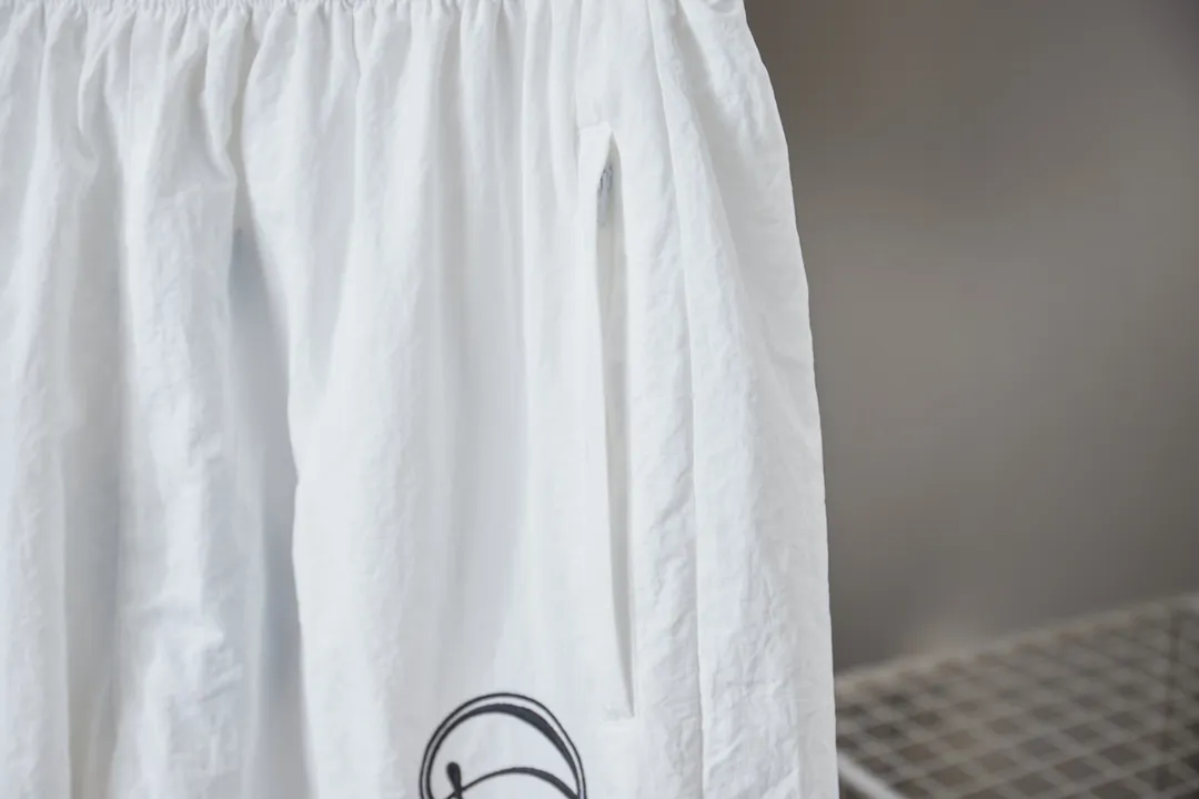 Balenciaga 𝘽𝘼𝙇𝙀𝙉𝘾𝙄𝘼𝙂𝘼 BLCG 26SS 71 cursive signature letter embroidery sports suit Light luxury A must-have item for men and women's daily commuting Correct version Welcome to compare Detailed features · Customized matt Taslan jacket fabric · The fabric has undergone a waterproof coating process · The interior is made of three-grade polyester bird's eye mesh · OS ultra-loose silhouette design · Side zipper pockets Small stand-up collar design · Internal zipper pocket design · Elastic waistband design at the hem · Customized molded hardware zipper Jacket double puller design · Tajima high-speed embroidery machine with 100,000-needle three-dimensional design · Double side pockets on trousers · Original main mark and washed tag brand packaging Color: Black/White Size: 46/48/50/52